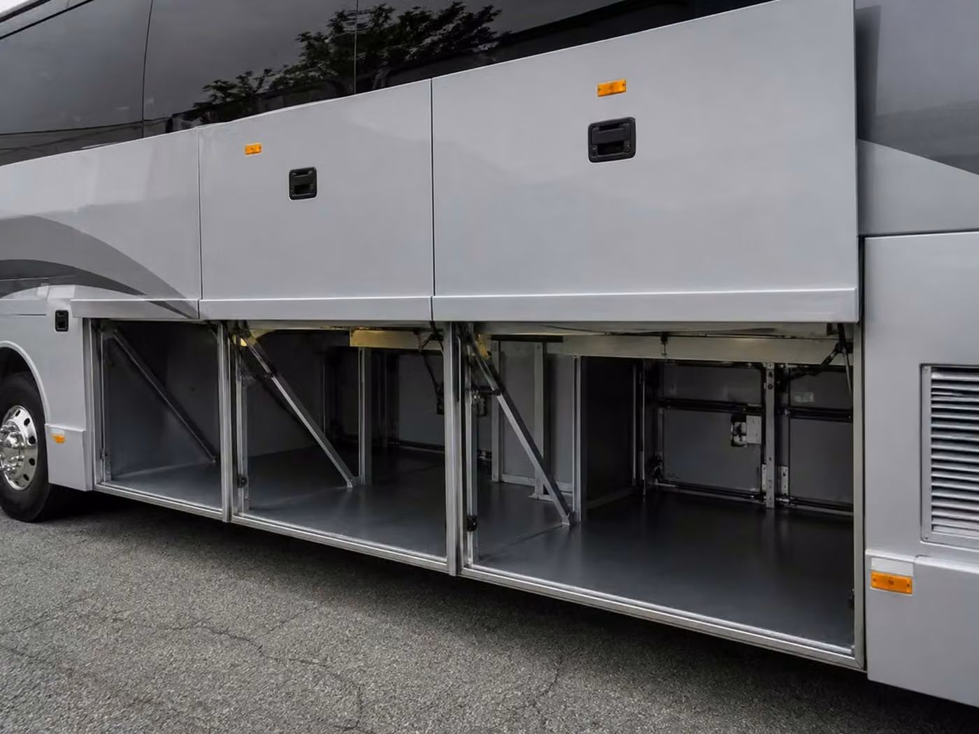 naugatuck 56 passenger charter bus luggage bays